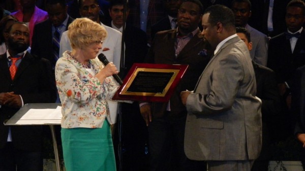 Carol Cymbala presents Bishop Hezekiah Walker with an award. 