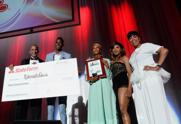 LAS VEGAS, NV - JULY 23: State Farm Mutual Automobile Insurance Company Executive VP and Chief Administrative Officer Duane Farrington (L), recipient of the "Good Neighbor Award" Nehemiah Davis (2nd L), singer Toni Braxton (2nd R) and television personality Shirley Strawberry pose with the award check from State Farm during the 2016 Neighborhood Awards hosted by Steve Harvey at the Mandalay Bay Events Center on July 23, 2016 in Las Vegas, Nevada. (Photo by Bryan Steffy/Getty Images for Nu-Opp, Inc) *** Local Caption *** Duane Farrington; Nehemiah Davis; Toni Braxton; Shirley Strawberry